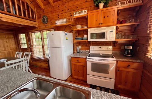 Choestoe Cabin | River Front Log Cabin- Hot Tub-Tubing on the River, Pet Friendly.
