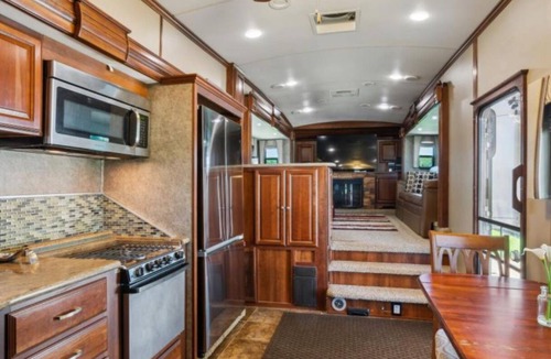 Counce House | River front RV with WiFi and AC in lovely Savannah, TN.