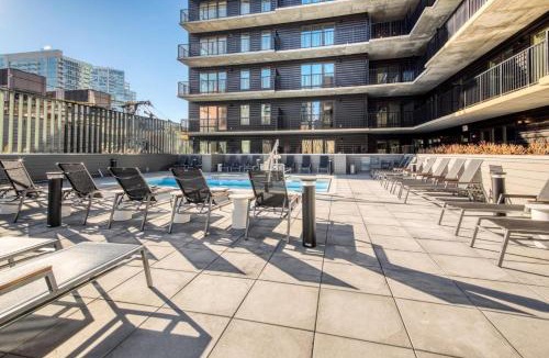 Killgubbin Apartment | River North 1br w outdoor pool 1 block to L CHI-1035