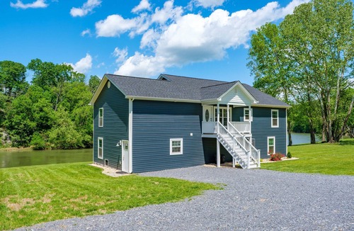 Elkton House | River Oasis Water Front, Pet Friendly Home, 5 King Bedrooms 15 Mins Massanutten