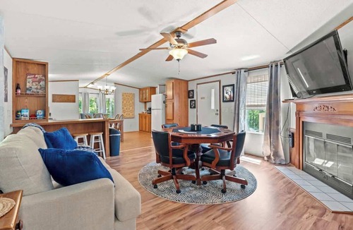 Se Ree Cabin | River Shack Waterfront Retreat with Kayaks included, Entire home