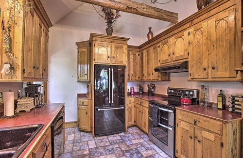 Scottsville Apartment | River Views + Deck: Peaceful Virginia Retreat