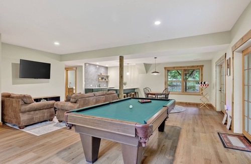 Bentonville House | River Woods Retreat: Hot Tub, Hikes, 2 Fireplaces, EV