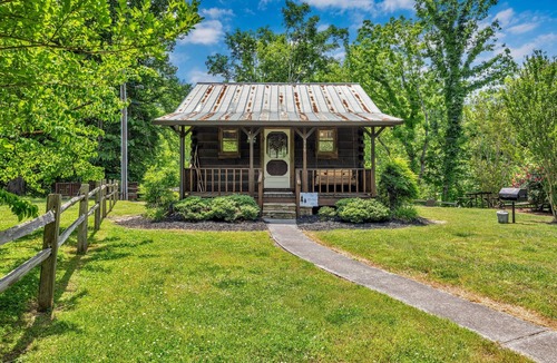 Townsend Cabin | Riverfront, ½ Mile to Smoky Mtn National Park
