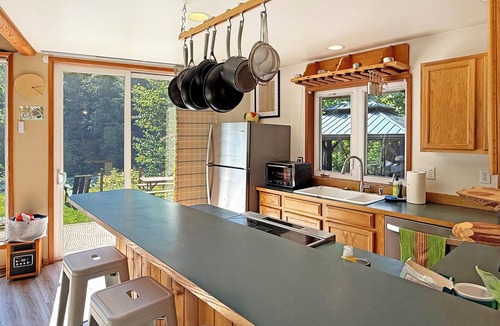 Verlot Cabin | Riverfront A-Frame with Hot Tub, Game Room and Fire Pit - Sleeps 10, Dogs OK