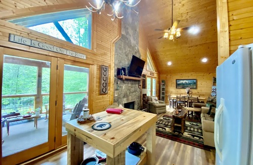 Helen Cabin | Riverfront Cabin Downtown Helen! Hot Tub, FirePit,Arcade,Tubing & Private Park!♥️