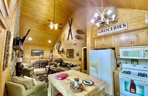 Helen Cabin | Riverfront Cabin Downtown Helen! Hot Tub, FirePit,Arcade,Tubing & Private Park!♥️