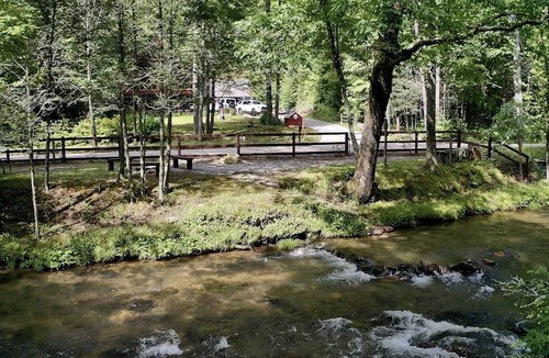 Helen Cabin | Riverfront Cabin Downtown Helen! Hot Tub, FirePit,Arcade,Tubing & Private Park!♥️