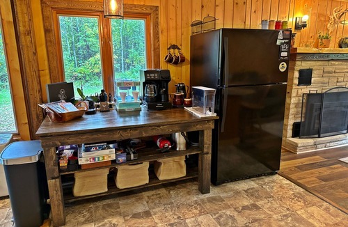 Tomahawk House | Riverfront Cabin – Kayaks, Sunset Views & Charm