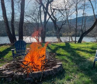 Rileyville House | Riverfront cabin with hot tub, kayaks, dock, dog ok
