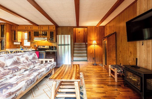 Raccoon Ridge Cabin | Riverfront Hot Tub Convenient Location