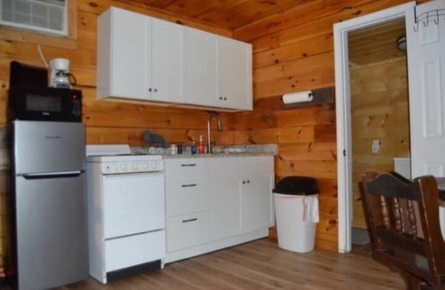 Stanton Cabin | Riverfront King Cabin, Cozy RRG Escape for 2