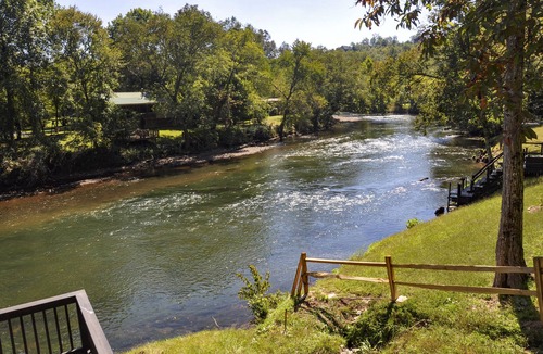 Murphy Cabin | Riverfront Lodge Wifi, Folk School, Casino, Close to Town, HOT TUB