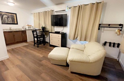 Shady Cove Hotel | Riverfront Lodging