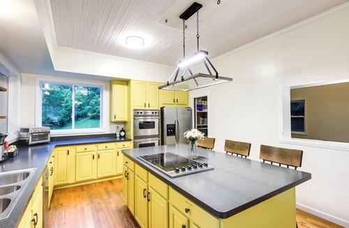 Camp Dennison Cottage | Riverfront Milford Getaway w/Kayaks + Deck!
