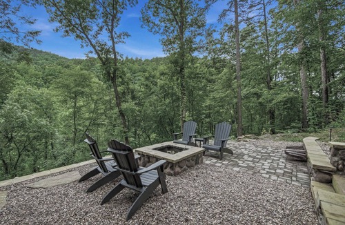 Townsend Cabin | Riverfront Retreat, Sleeps 10・Water Views・Hot Tub