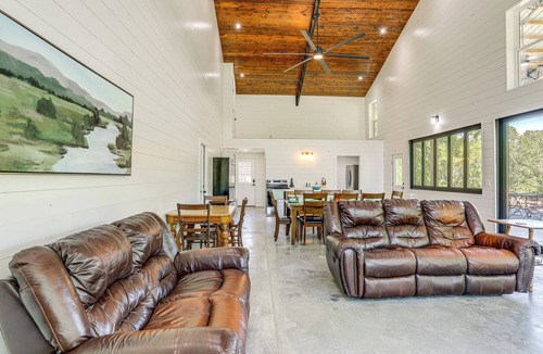 Vulcan Cabin | Riverfront Retreat w/Porch & Views in Des Arc!