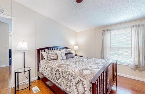 Andersonville House | Riverfront Stay Sleeps 6 Deck Firepit Water View