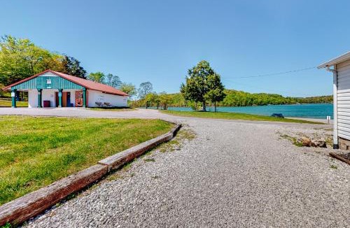 Andersonville House | Riverfront Stay Sleeps 6 Deck Firepit Water View