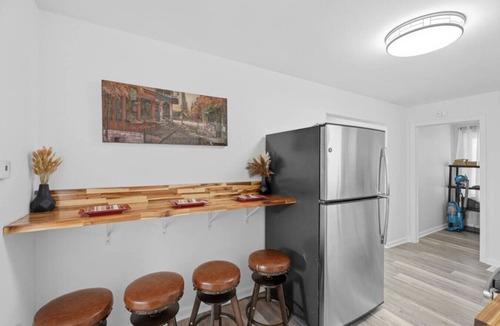 Mount Vernon House | Riverfront Suite! Wi-Fi included!