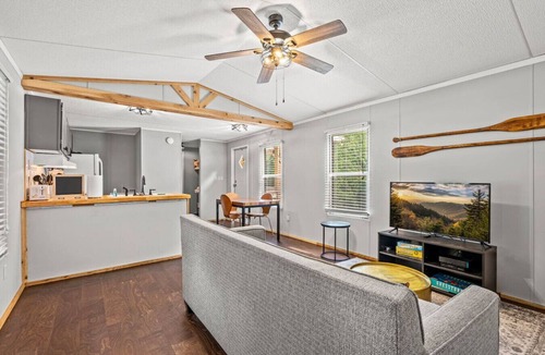 Walland Cottage | Riverfront w/Grill + Fire Pit | Close to GSMNP!