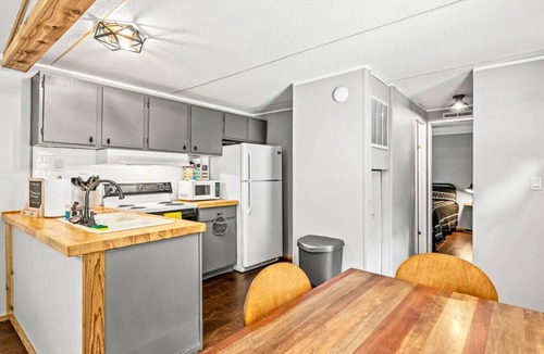 Walland Cottage | Riverfront w/Grill + Fire Pit | Close to GSMNP!