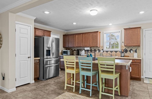 Morehead City House | Riverside escape with kayaks, covered deck, updated interior, W/D, & central AC