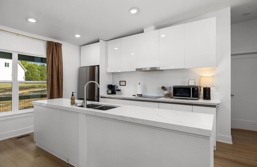 Eagle Rock House | Rockett @ Eagle Rock. Modern 3 bed/2 bath. Dog-friendly. Large covered porches