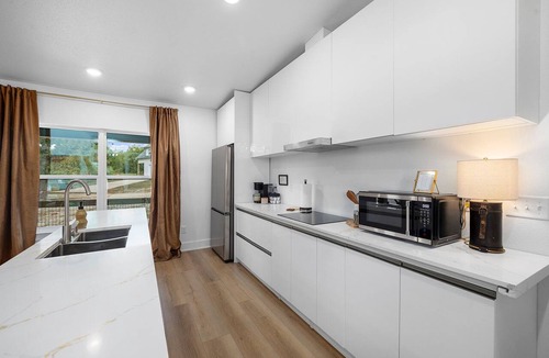 Eagle Rock House | Rockett @ Eagle Rock. Modern 3 bed/2 bath. Dog-friendly. Large covered porches