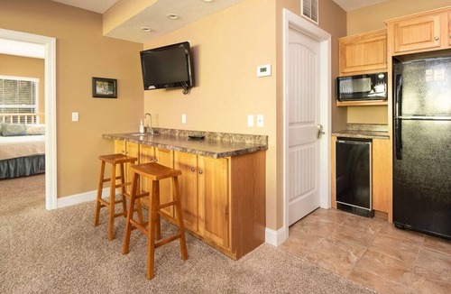 Speedwell House | 'Rockwater' Privacy, Huge Great Room, Double Deck Dock, Hot Tub, Billiards.