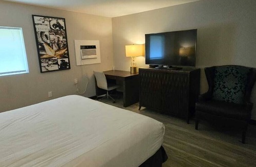 Redwood Hotel | Rocky Mount Motel near Hwy 220