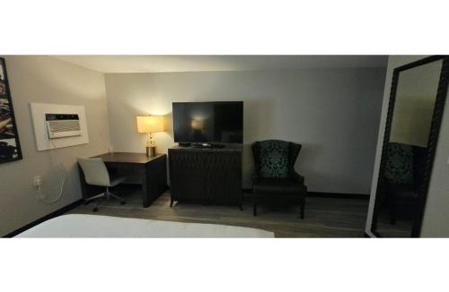 Redwood Hotel | Rocky Mount Motel near Hwy 220