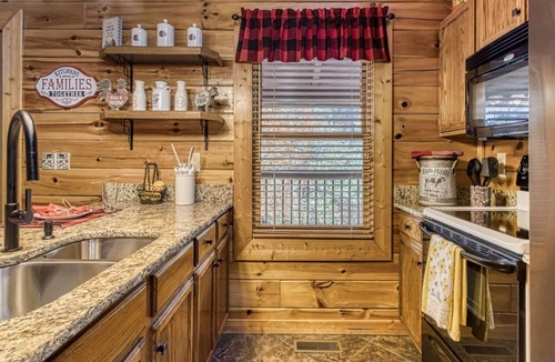 Sevierville Cabin | Rocky Top Heaven - Arcade Game, Resort Pool, $560 FREE tickets each paid day!