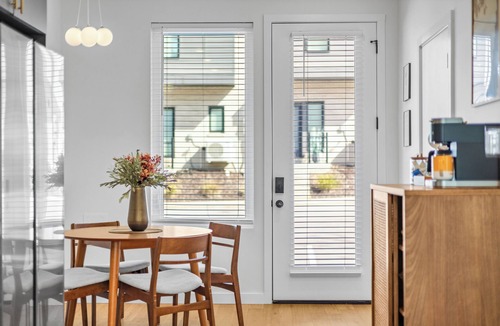Knoxville House | Rocky Top Rowhouse : Modern Townhouse - Sleeps 4! Walk to Neyland & DT Knox!
