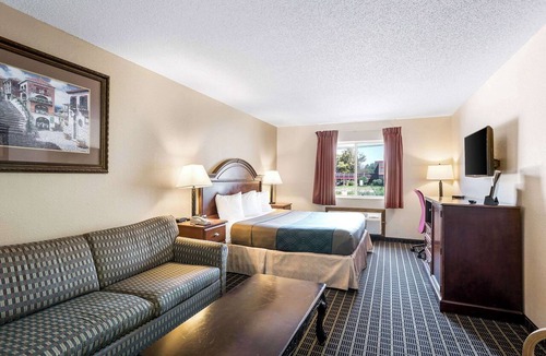 Cedar Rapids - Iowa City Hotel | Rodeway Inn Cedar Rapids Westdale