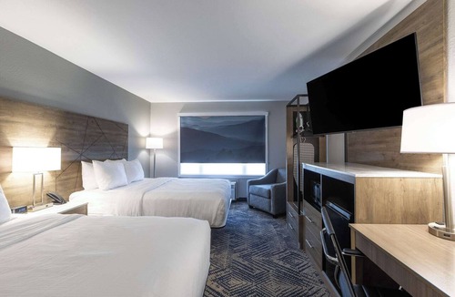 Asheville Hotel | Rodeway Inn & Suites near Outlet Mall - Asheville