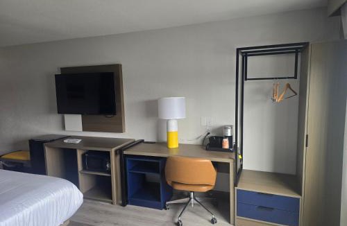 Portage Hotel | Rodeway Inn