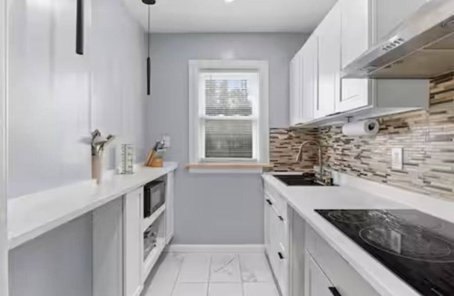 South Providence Apartment | Roger William 2nd Floor- 3 Bedroom apartment ALL included- Long Term