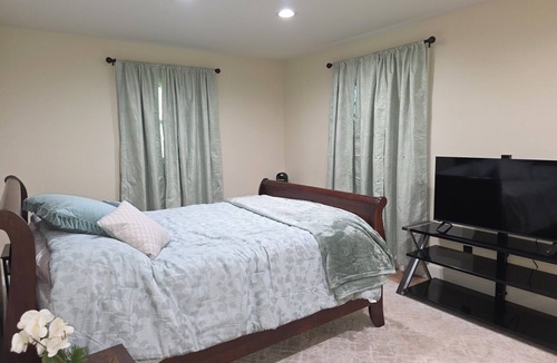 Rutland House | Rolling hills country retreat in charming Paris. Pets welcome