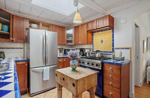 Montecito House | Romantic Beach Hideaway | Walk to Beach, Fireplace & Relaxing Coastal Atmosphere
