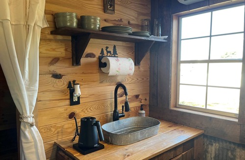 Wildwood Cabin | Romantic Cabin -Also available RV pad w/hookups -Heated Outside Shower & Soaker Tub - Mountain Views