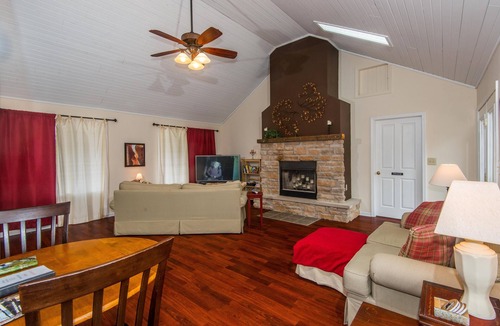 Nashville Cottage | Romantic Cottage for Two | Hot Tub, Fireplace & Near Nashville 1 BR, 1BA