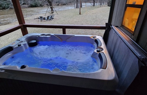 Pine Creek Cabin | Romantic Creekside Cabin w/Hot Tub!