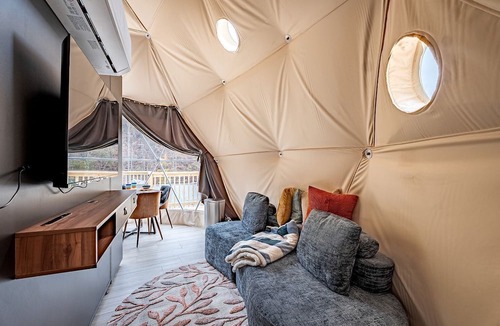 True Cabin | Romantic Geodesic Dome with Hot Tub, Perfect for Stargazing in Pipestem, West Virginia