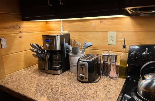 Cocolamus Cabin | Romantic Getaway | Hot Tub, Fire Pit, Ping Pong