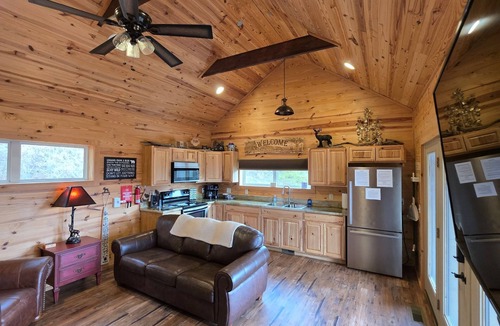 Whittier Cabin | Romantic Getaway starts here! Views, Hot Tub&Robes