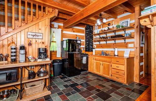 Nashville Cabin | Romantic Log Cabin | Hot Tub & 5 Min to Nashville 1BR, 1BA