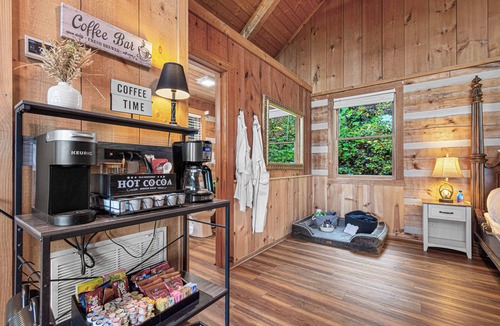 Sevierville Cabin | ROMANTIC Retreat! Mountain VIEWS! NEW Hot Tub! PET Friendly! Fireplace!
