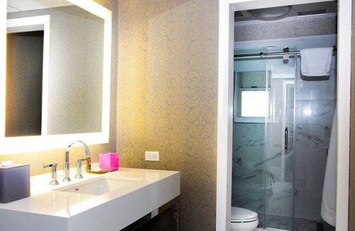 Kalorama Heights Hotel | Romantic Suite Escape Near Historic DC Landmarks! Gym Access, Parking!