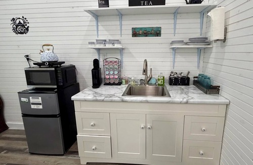 Cape Girardeau Cottage | Romantic Tea Cottage Retreat on Boulder Creek with Firepit and Deck